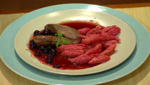 Srnčí chrbát so šípkovou omáčkou a cviklovými šúľancami