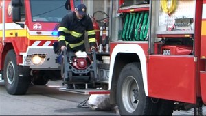 Rodine nielen horela strecha nad hlavou, dom zatápala aj voda z prasknutého potrubia