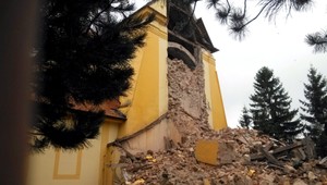 DEŇ PO. Obyvatelia Lábu plačú za svojimi zvonmi na kostole