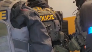 Muž sa policajtom vyhrážal odpálením paneláka. Nepomohla ani práca psychológa a vyjednávača