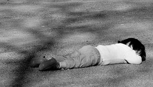 Krkavčia matka takmer udupala vlastné dieťa