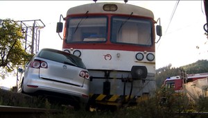 Šoférka nereagovala na signalizáciu. Vlak tlačil auto niekoľko metrov
