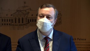 Krajniak ostáva na čele rezortu práce. Opozícii sa nepodarilo ministra odvolať