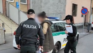 Okradla dôchodkyňu o tisíce eur. Z cely putovala do pôrodnice