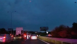 VIDEO: Dramatická naháňačka Prahou. Vodič unikal rýchlosťou 220 km/h, policajti nasadili aj vrtuľník