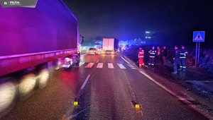 Vodič nákladného auta zrazil na priechode pre chodcov muža. Chodec zraneniam podľahol