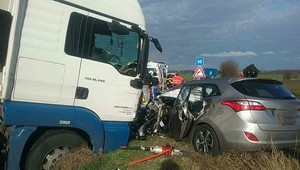 Pri nehode sa zrazila cisterna a osobné auto. Na mieste zasahoval aj vrtuľník