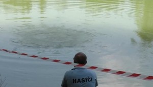 Dôchodca spadol z invalidného vozíka do rybníka. O život bojoval takmer hodinu