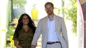 Najlepší rodičia a bozk na verejnosti. Harry a Meghan sú v Afrike uvoľnení