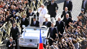 Oficiálny nástup nového pápeža. František prilákal davy