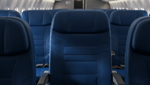 Agresívna pasažierka útočila na letušky, museli ju spútať lepiacou páskou