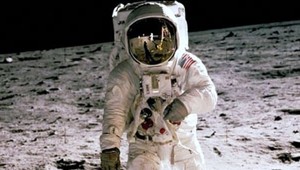 Armstrongovu tašku na vzorky z Mesiaca vydražili za milióny