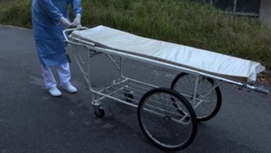 Zamestnanci konkurenčných pohrebníctiev sa pobili. Stalo sa to pre telo zosnulej, ktorá mala Covid-19