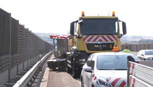 Na R1 za Nitrou narazil kamión do cestárskeho vozidla