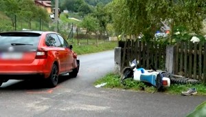 Podgurážený motorkár narazil do auta, viezol mladšieho synovca