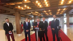 Poslanci schválili dvojnásobne vyšší vianočný príspevok. Niektorí dôchodcovia obdržia až 200€