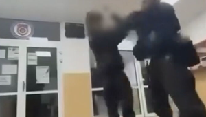 Šokujúce video z policajnej stanice v Galante: Policajt dal 15-ročnému chlapcovi niekoľko faciek