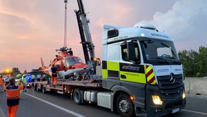 Kuriózne odťahovanie motorového vozidla: Previezť bolo treba záchranný vrtuľník