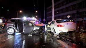 V centre Banskej Bystrice sa zrazili dve autá, päť zranených