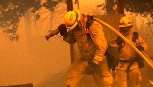 VIDEO: Kalifornia bojuje s historicky najväčším požiarom. Zasahuje viac ako desaťtisíc hasičov