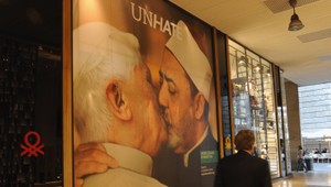 Provokácia? Bozkávajúci sa pápež, Sarkozy aj Obama