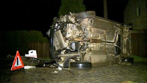 Podgurážení rodičia viezli v aute tri deti, havarovali