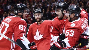 Prehra Európu stmelí, Kanadu ťahá Crosbyho útok