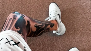 Inšpirovali ho futbalisti?! Spevák ukázal komplet potetovanú nohu, trvalo to tri dni!