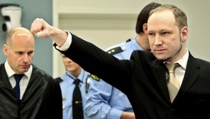 Breivik pred súdom! Rozplakal sa pri vlastnom videu