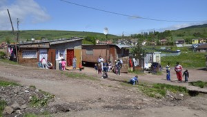 Krvavá bitka v osade: Syn zmlátil vlastného otca, pomohli mu kamaráti