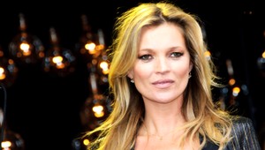Topmodelku Kate Moss vyviedli z lietadla! Nevedela sa správať