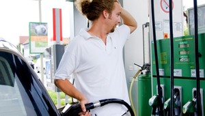 Benzín opäť zlacnie, ceny palív klesnú až o päť percent