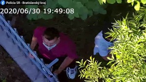 Preliezol viac ako dvojmetrový plot, zdolal stožiar, a to všetko pre kameru. Polícia pátra po identite mužov