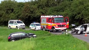Vážna dopravná nehoda. Pri čelnej zrážke sa zranili traja ľudia