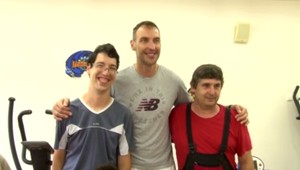 Zdeno Chára obúval deťom topánky. Hokejová hviezda nezabúda na tých, ktorí potrebujú pomoc