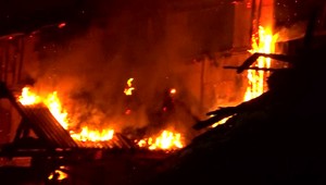 Halu drevovýroby zachvátil požiar. Hasiči s ohňom bojovali 12 hodín