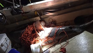 Rybára prekvapil nečakaný hosť. Do člna mu skočil žralok