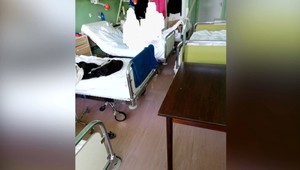 V štvorlôžkovej izbe bolo sedem ľudí. Pre mimoriadny stav v lučeneckej nemocnici pridali aj piatu posteľ