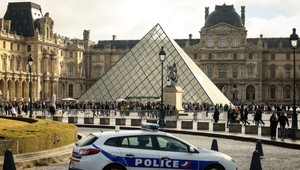 Lupiči z Louvru čiastočne priznali vinu. Polícia po šperkoch za desiatky miliónov eur stále pátra