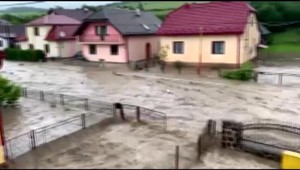 VIDEO: Na východe voda zaplavila domy. Obcami sa valila ako divoká rieka
