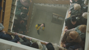 Film Hrdina mojich čias vás pobaví ostrým kontrastom jednoduchého rozumu a povýšeneckej pretvárky