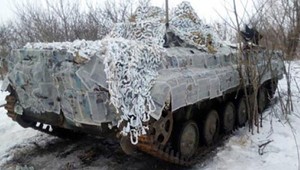 Viete, ako profesionálne zamaskovať tank? Zakryte ho novinami