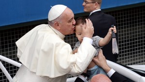 Pápež František odmietol vrtuľník, cestoval vlakom