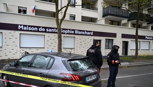 Streľba na predmestí Paríža: Jeden človek zomrel, ďalší štyria sú zranení