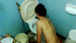 Mladíkovi (25) sa zasekla v záchodovej mise ruka