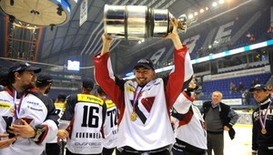 Pri rozlúčke s majstrovskou trofejou nad hlavou, pri návrate prezidentom zväzu