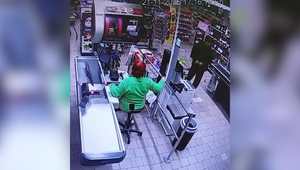 Uznesenie opisuje agresorove správanie pred útokom. On však tvrdí, že nič neukradol