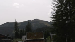 Extrémne počasie si vyžiadalo zásah horských záchranárov. Dve turistky paralyzoval blesk