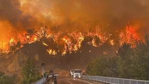 Turecko v plameňoch: Tisíce ľudí evakuované, hasiči bojujú s rozsiahlymi lesnými požiarmi