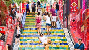 Za skupinové znásilnenie v škole zatkli päť tínedžerov